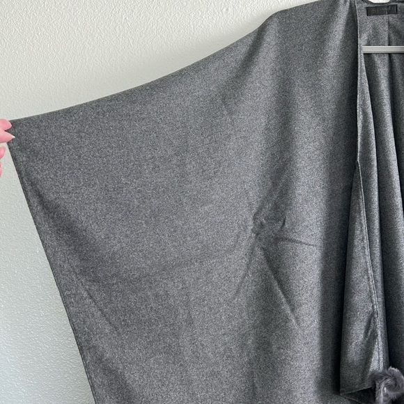 Gray shawl with poms, one size - Picture 2 of 5